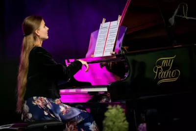 Klaviristka počas podujatia Rozárium hudby v Dolnej Krupej