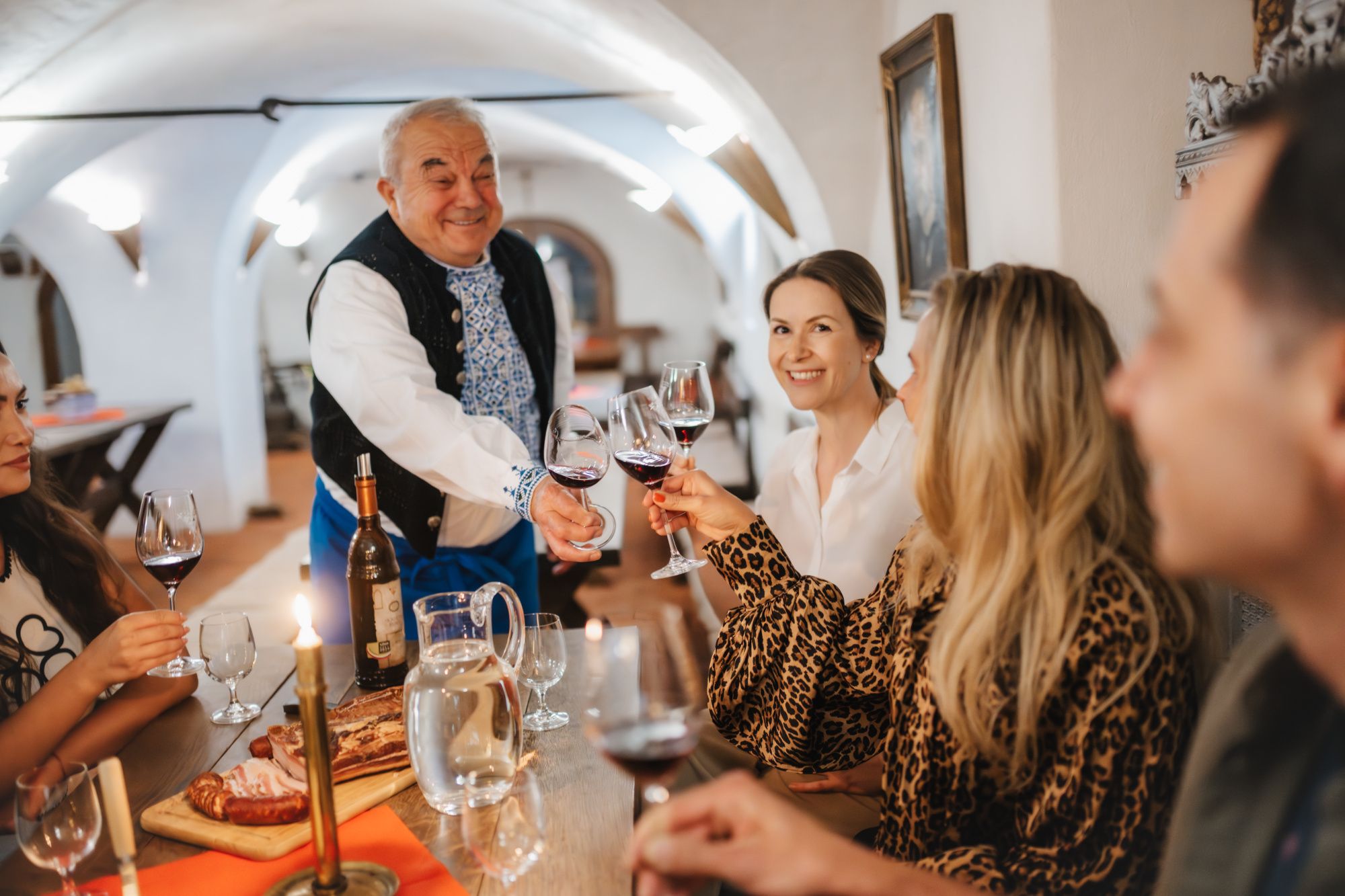 Vinár zo Skalice počas degustácie vína Skalický rubín
